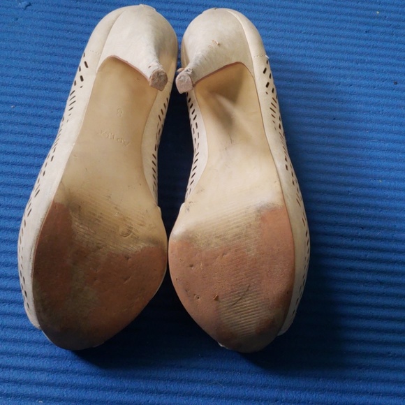 Cream color high heel shoes - Picture 4 of 4